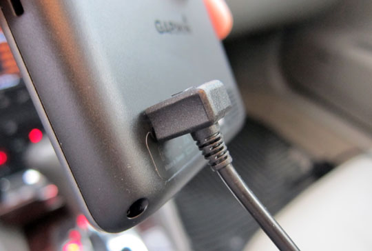 Connecting the Vehicle Power Cable to the nuvi 2200